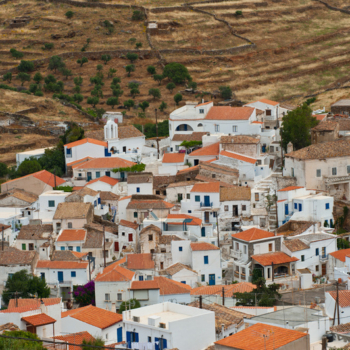 Κύθνος: Το νησί με τα θερμά ιαματικά λουτρά που βρίσκεται μια «ανάσα» από την Αττική