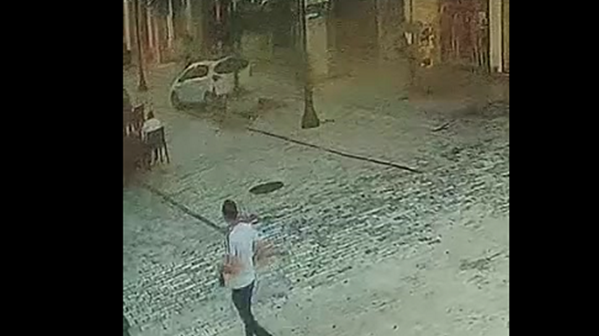 Πάτρα: Αυτοκίνητο κινείται με την… όπισθεν σε πεζόδρομο καταλήγοντας σε κολώνα – ΒΙΝΤΕΟ