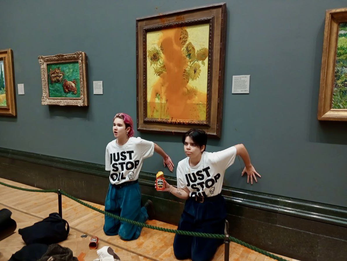 Λονδίνο: Ακριβίστριες πέταξαν ντοματόσουπα στον διάσημο πίνακα «Ηλιοτρόπια» του Βίνσεντ βαν Γκογκ – ΒΙΝΤΕΟ