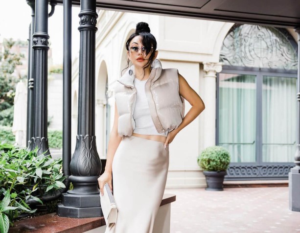 Οι πιο fashion forward τρόποι για να φορέσετε το αμάνικο μπουφάν το πρωί αλλά και το βράδυ