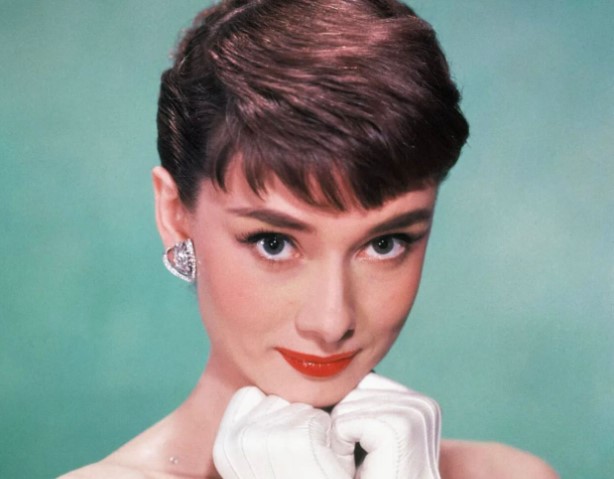 Όντρεϊ Χέπμπορν: Οι micro-αφέλειές της επανέρχονται κι είναι το πιο hot hair trend του χειμώνα