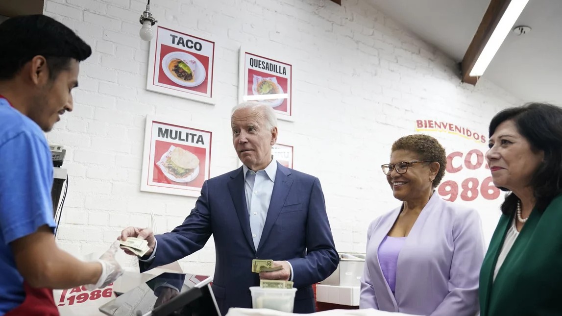 Τζο Μπάιντεν: Πλήρωσε τέσσερις φορές το κόστος των τάκος ως ένδειξη αλληλεγγύης προς τους Αμερικανούς