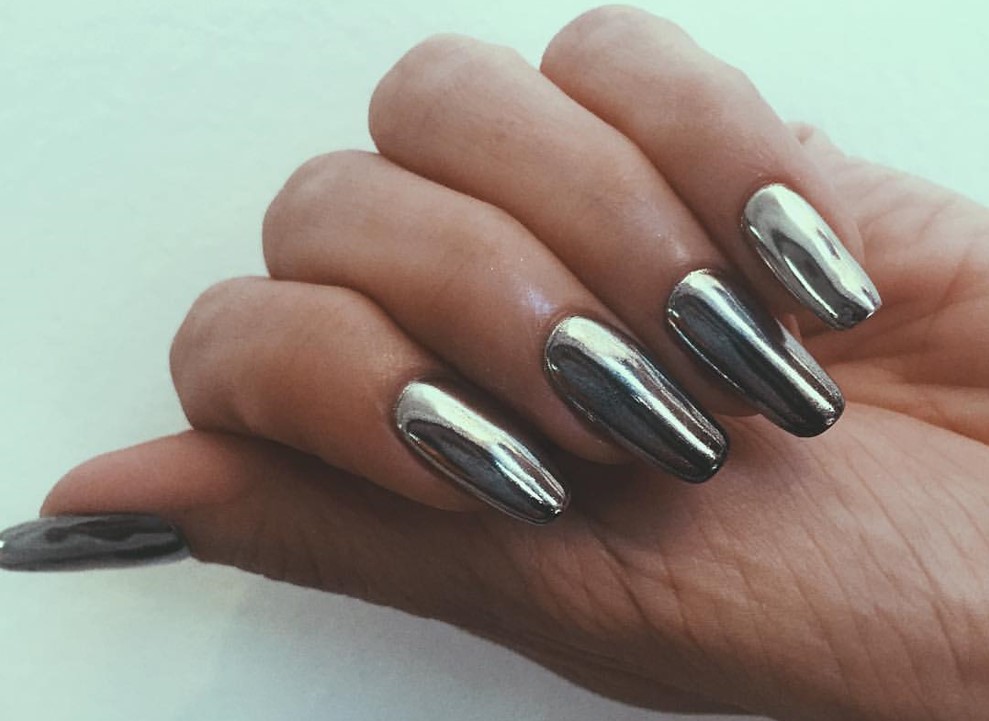 Chrome Nails: Tα νύχια που βλέπουμε ήδη παντού