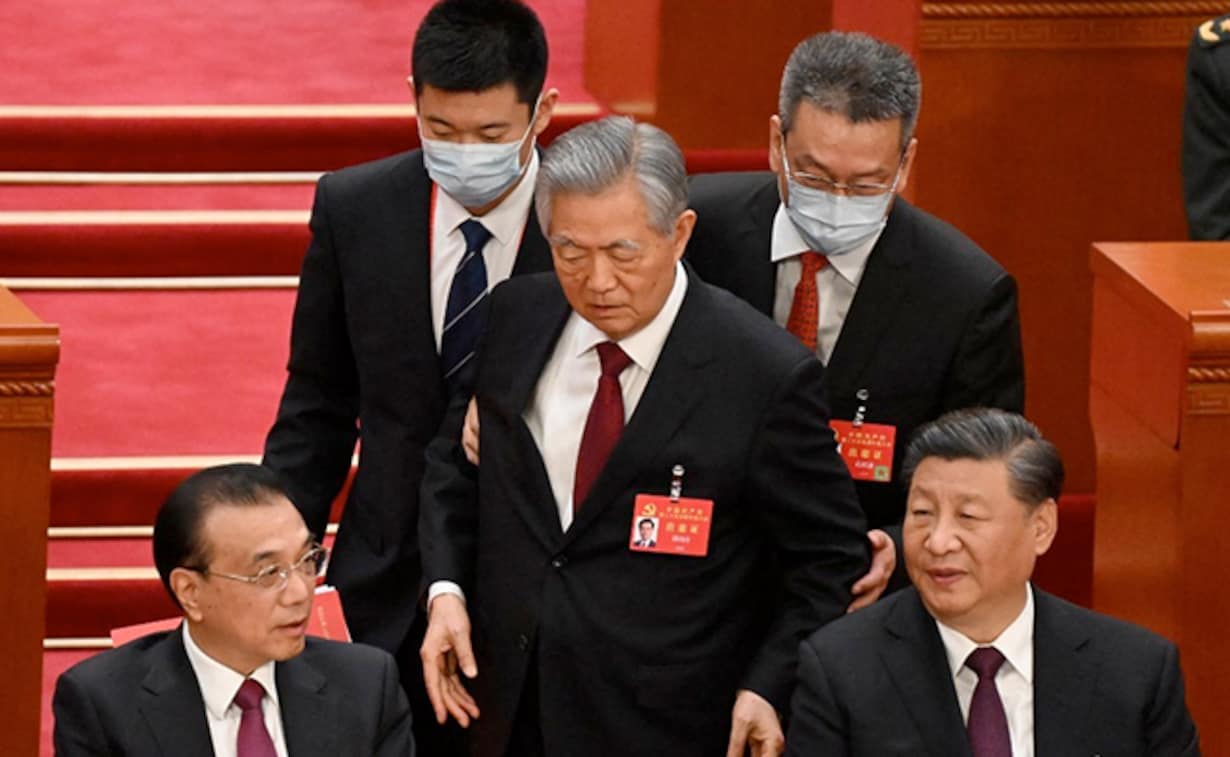 Κίνα: Αυτός είναι ο λόγος που έβγαλαν «σηκωτό» τον Χου Τζιντάο από το συνέδριο του κόμματος – Τι μεταδίδουν τα κρατικά ΜΜΕ