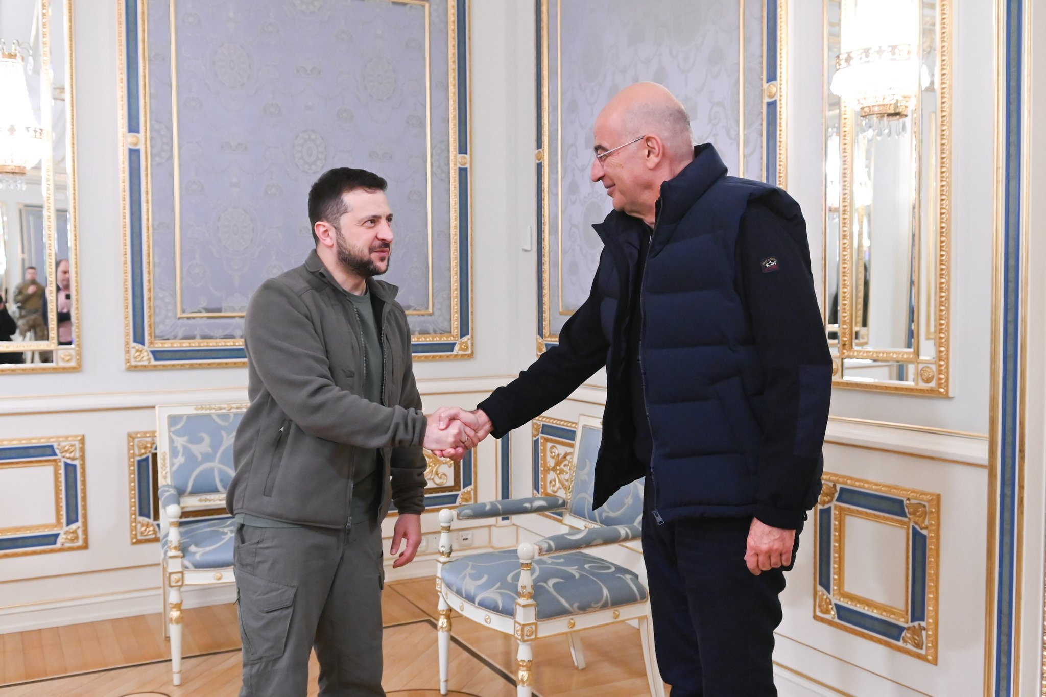 Δένδιας: Η Ελλάδα στηρίζει την Ουκρανία και καταδικάζει κάθε απόπειρα αλλαγής συνόρων – Η συνάντηση με Ζελένσκι