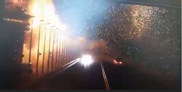 Κριμαία: ΒΙΝΤΕΟ από τη συγκλονιστική στιγμή της έκρηξης στη γέφυρα του Κερτς