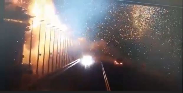 Κριμαία: ΒΙΝΤΕΟ από τη συγκλονιστική στιγμή της έκρηξης στη γέφυρα του Κερτς