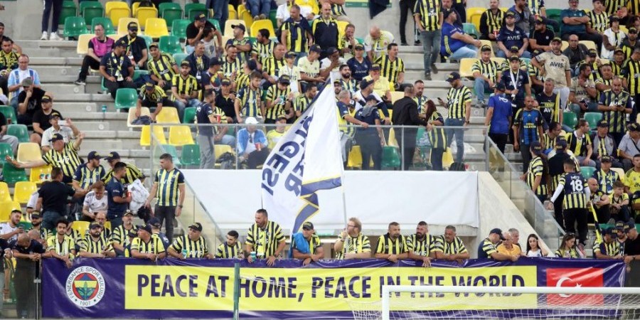 Europa League: Τούρκοι οπαδοί ανέβασαν πανό υπέρ της Ειρήνης στην Κύπρο – ΒΙΝΤΕΟ