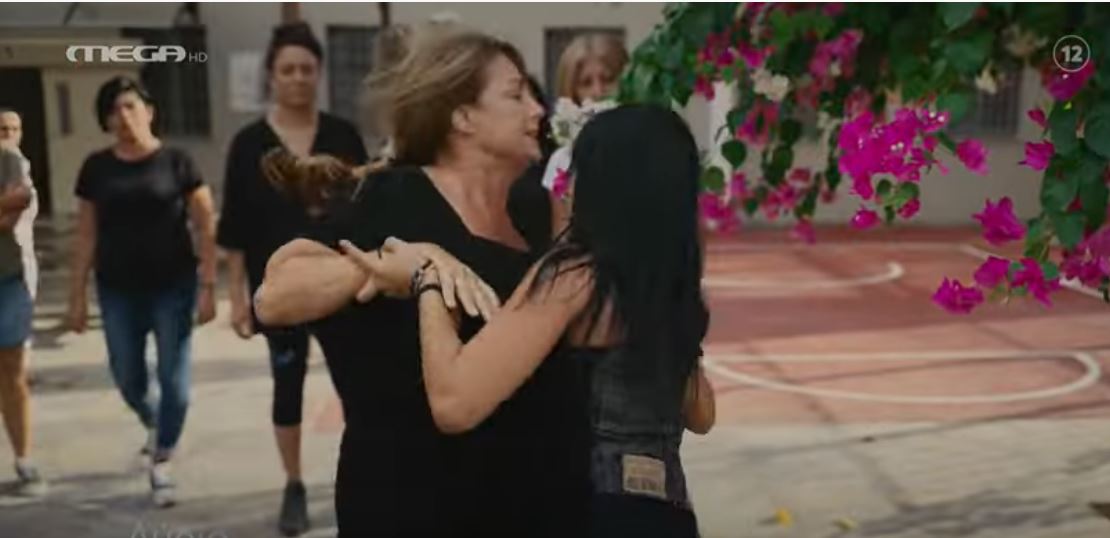 Η Γη της Ελιάς: Στριμώχνουν την Αθηνά και την ξυλοκοπούν βάναυσα