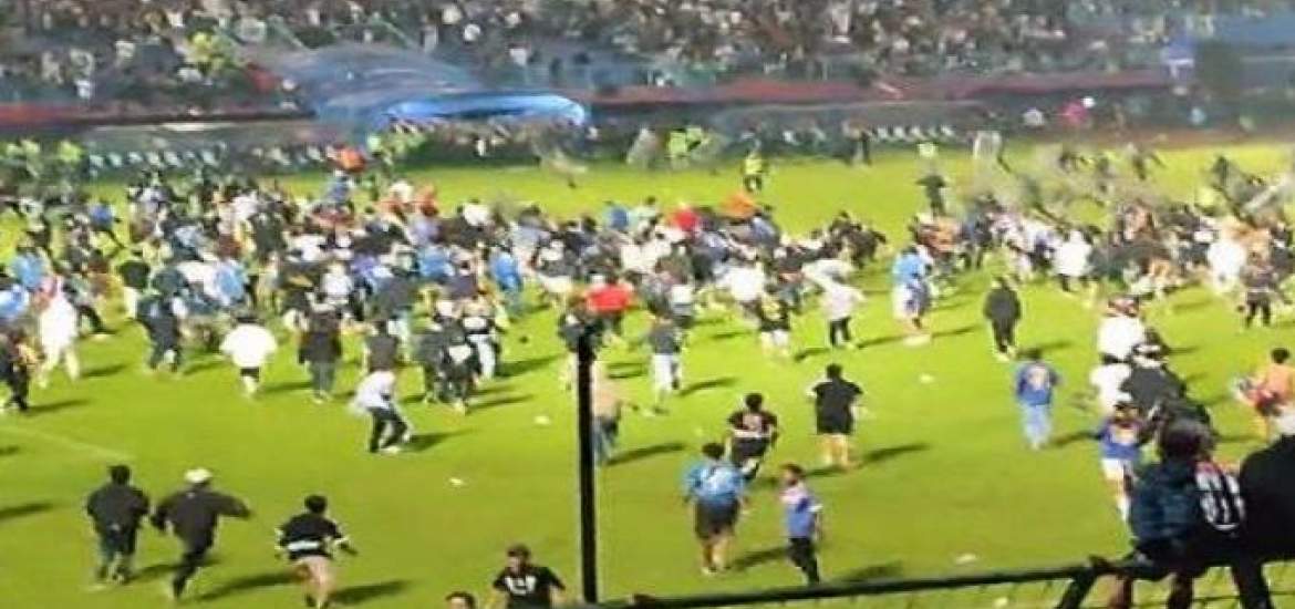 Τραγωδία σε ποδοσφαιρικό αγώνα στην Ινδονησία: Δεκάδες νεκροί έπειτα από εισβολή οπαδών