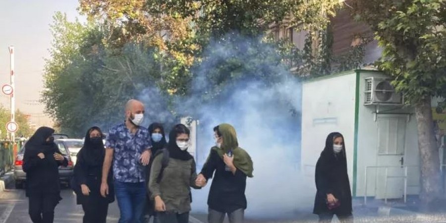 Ιράν: Επεισόδια σε λύκειο της Τεχεράνης- ξυλοδαρμοί μαθητριών και δακρυγόνα κατά των γονέων