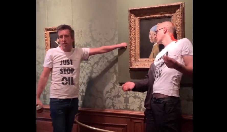 «Χτύπησε» ξανά η ομάδα «Just Stop Oil» – Ακτιβιστής κόλλησε το πρόσωπό του σε πίνακα του Γιοχάνες Βερμέερ