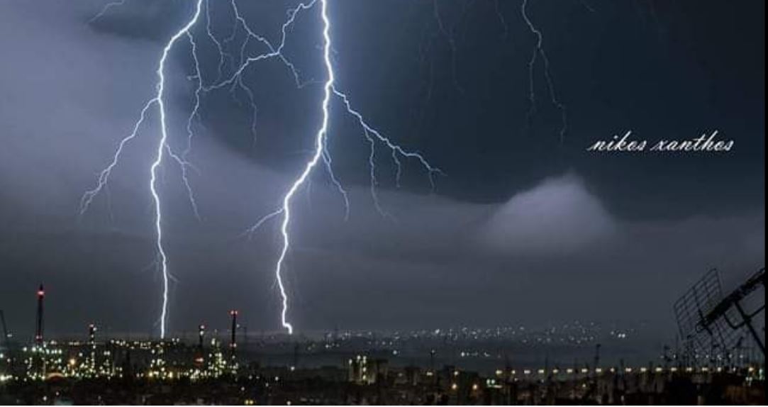 Καιρός: Εντυπωσιακό κλικ από τη στιγμή που καταιγίδα «χτυπά» τη Θεσσαλονίκη