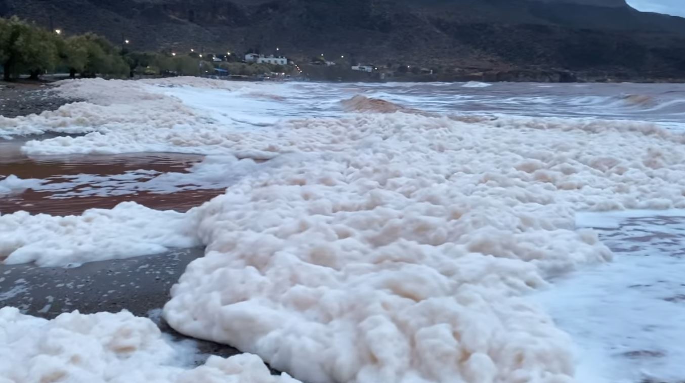 Λευκός αφρός στις ακτές της Κρήτης μετά την κακοκαιρία: Τι λένε για το φαινόμενο οι επιστήμονες