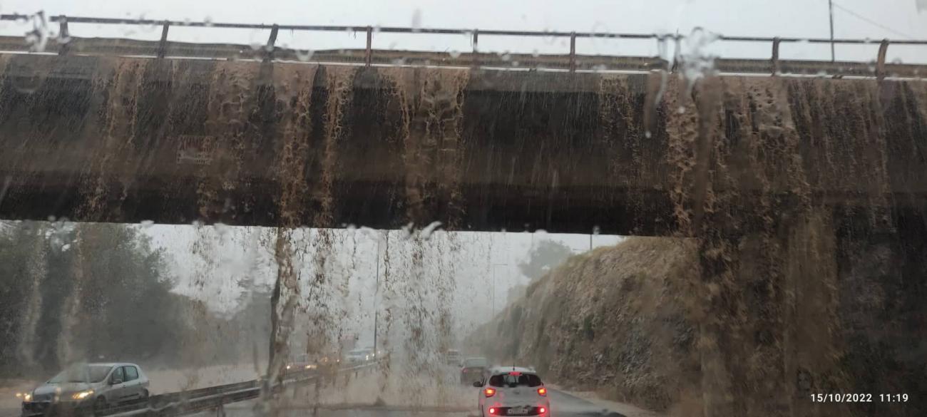 Ισχυρή κακοκαιρία στην Κρήτη: Πλημμύρισαν δρόμοι, παρασύρθηκαν αυτοκίνητα – Πληροφορίες για 3 αγνοούμενους