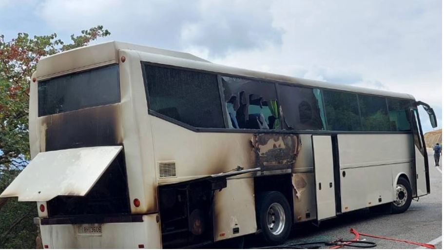 Μετέωρα: Τουριστικό λεωφορείο πήρε φωτιά έξω από μοναστήρι