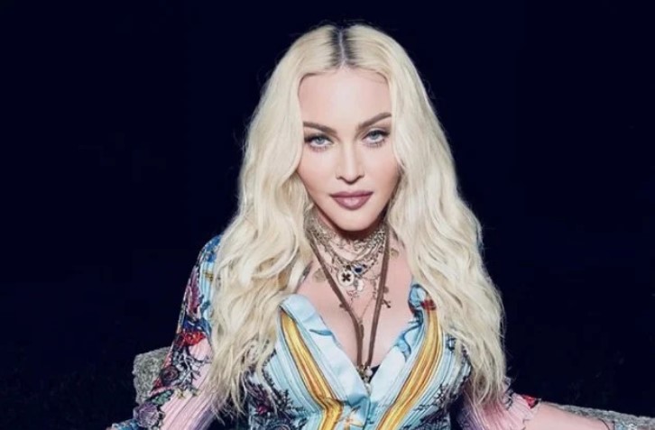 Μαντόνα: Ποζάρει topless με ζαχαρωτά και χρήματα στα επίμαχα σημεία