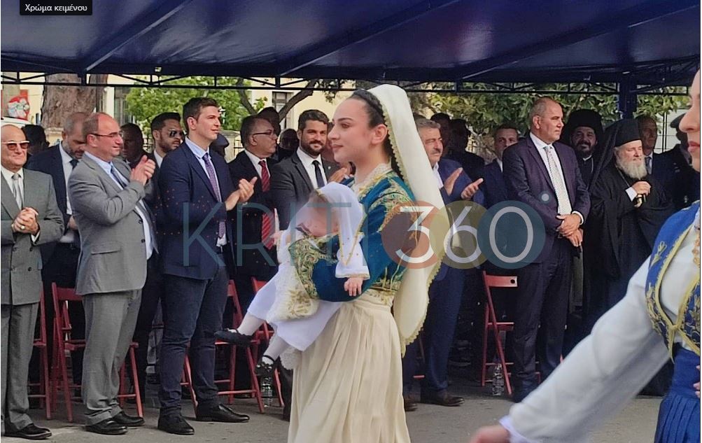 Χανιά: Η μπέμπα που έκλεψε τις εντυπώσεις – Έκανε παρέλαση στην αγκαλιά της μαμάς της