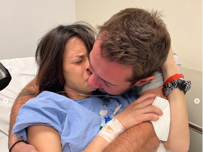 Άννα Μπεζάν: Δημοσίευσε βίντεο από τη γέννα