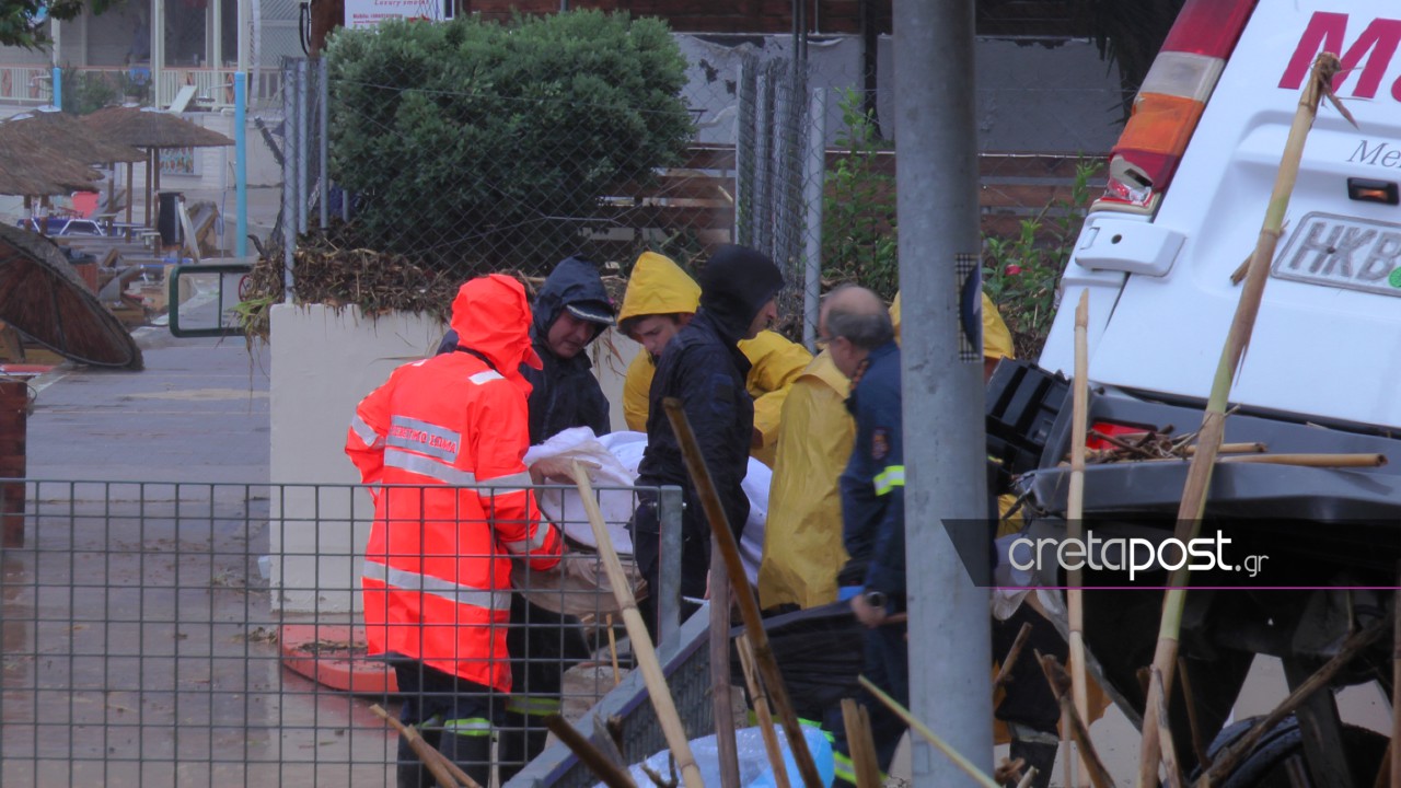 Κακοκαιρία στην Κρήτη: Καρέ – καρέ η επιχείρηση της ανάσυρσης του νεκρού άνδρα στην Αγία Πελαγία