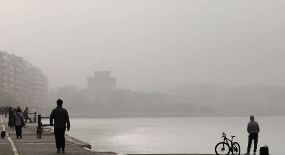 Πυκνή ομίχλη στη Θεσσαλονίκη – Προβλήματα λόγω περιορισμένης ορατότητας