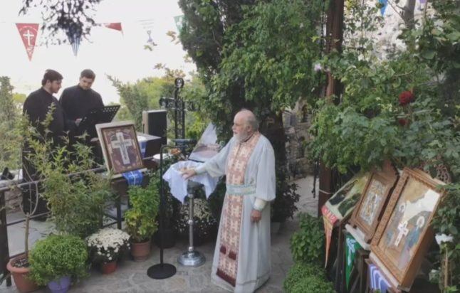 Παπάς στον Λυκαβηττό