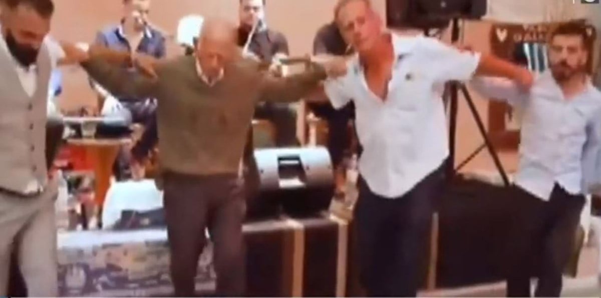 παππούς χορεύει πεντοζάλι στην Κρήτη