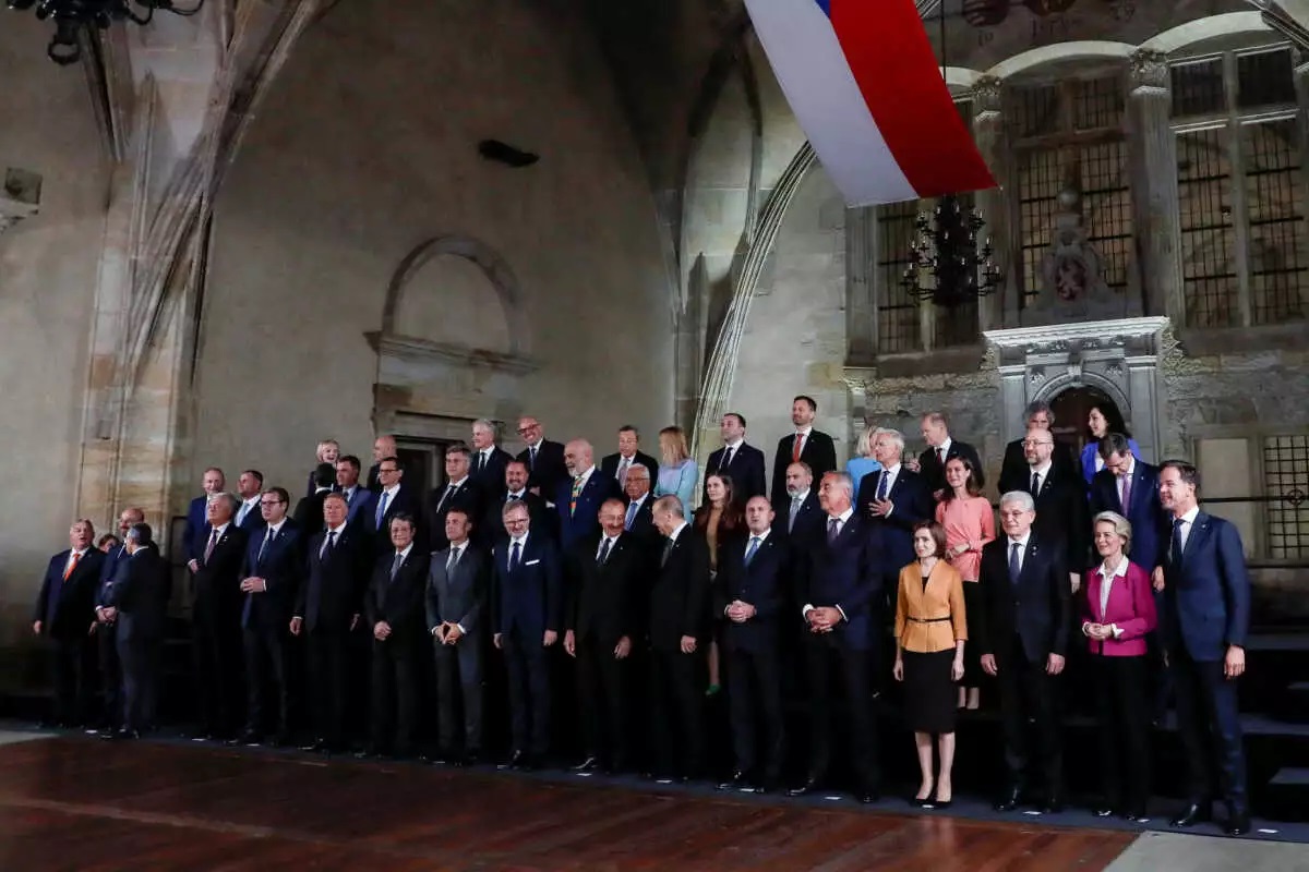 Μητσοτάκης – Ερντογάν: Δεν αντάλλαξαν βλέμμα στην Πράγα – H «οικογενειακή» φωτογραφία