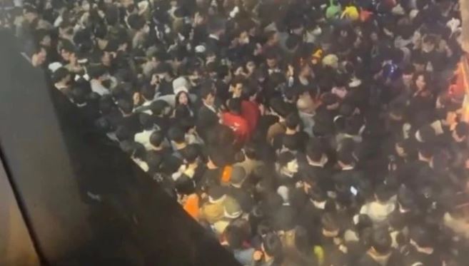 Νύχτα τρόμου σε εκδήλωση για το Χάλογουιν: Δεκάδες άνθρωποι ποδοπατήθηκαν και υπέστησαν ανακοπή στην Σεούλ