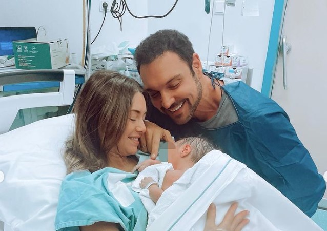 Ιωάννα Σιαμπάνη: Γέννησε και δημοσίευσε φωτογραφίες από την στιγμή του τοκετού