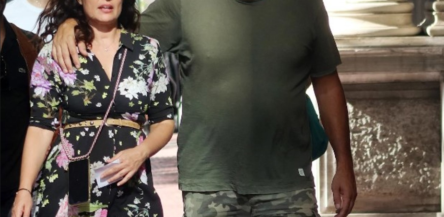 Αγκαλιά στο κέντρο της Αθήνας γνωστό ζευγάρι της εγχώριας σόουμπιζ που είναι μαζί 22 χρόνια και παραμένει ερωτευμένο