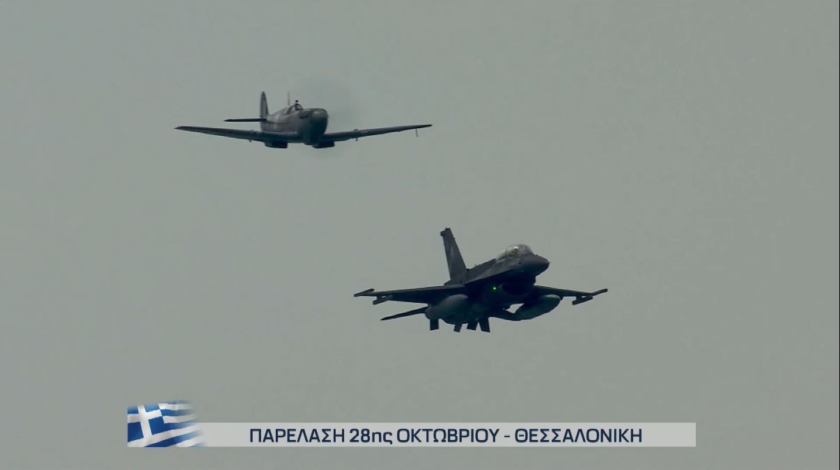 28η Οκτωβρίου: Το θρυλικό Spitfire MJ755 μαζί με το F-16 πάνω από τη Θεσσαλονίκη – Εντυπωσίασαν τα Rafale