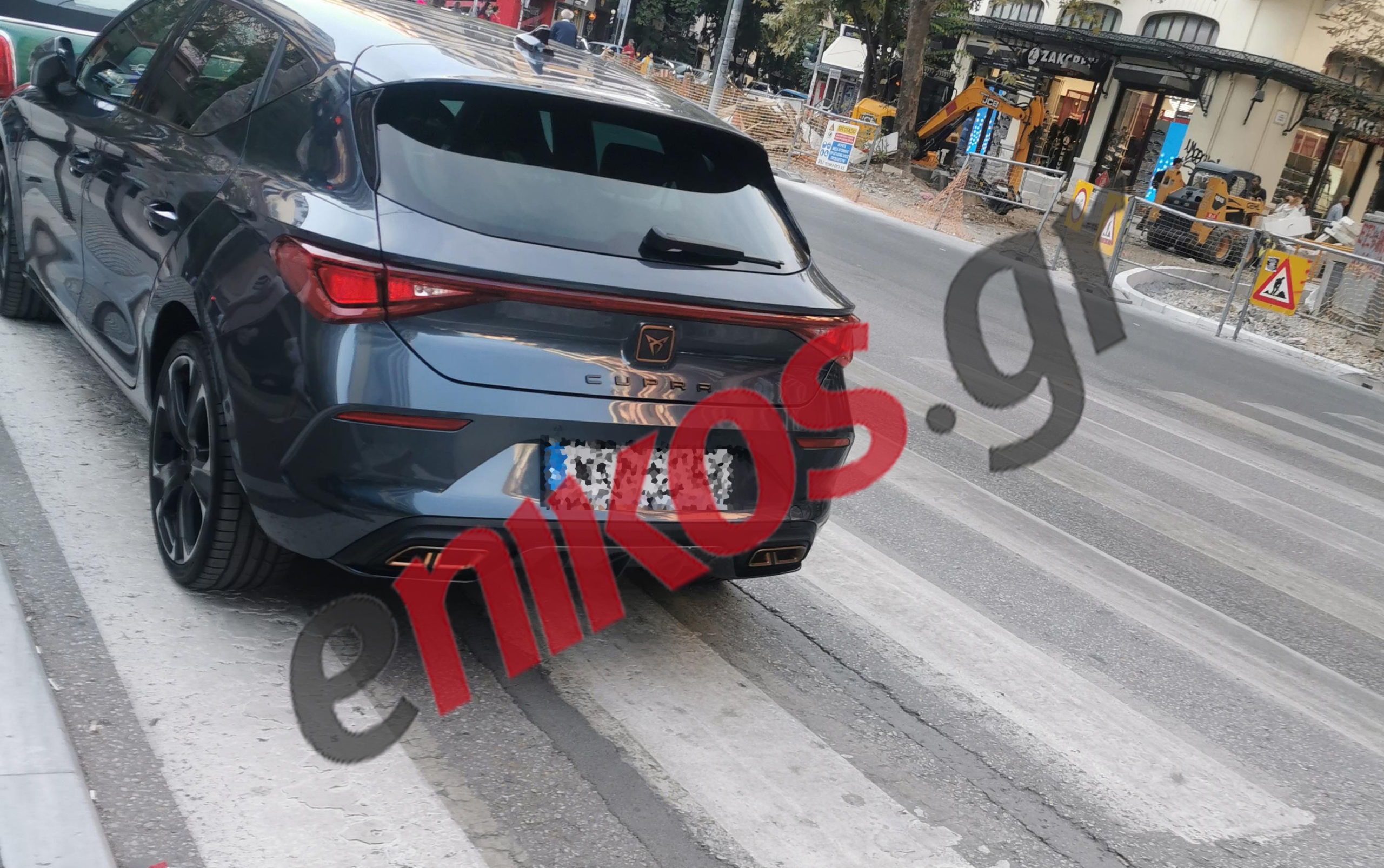 Παράνομα παρκαρίσματα στην Θεσσαλονίκη – Άφησαν τα οχήματά τους πάνω σε διαβάσεις πεζών – ΦΩΤΟ αναγνώστη