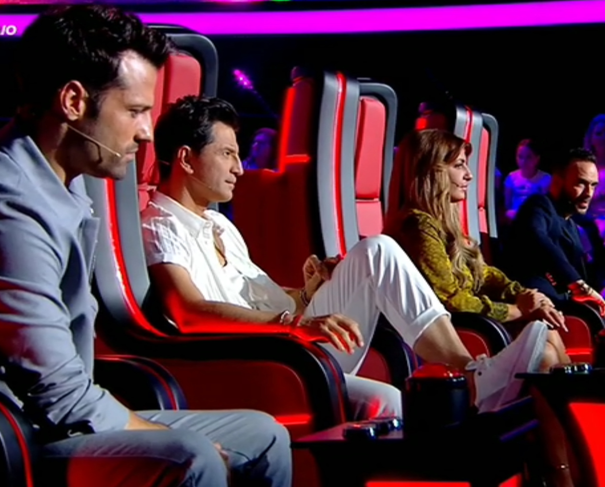 The Voice: Από τα δελτία ειδήσεων στη σκηνή του διαγωνισμού – Η αντίδραση των κριτών