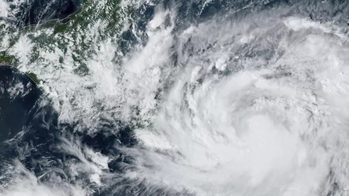 Συναγερμός στην κεντρική Αμερική: Πλησιάζει απειλητικά η τροπική καταιγίδα Τζούλια