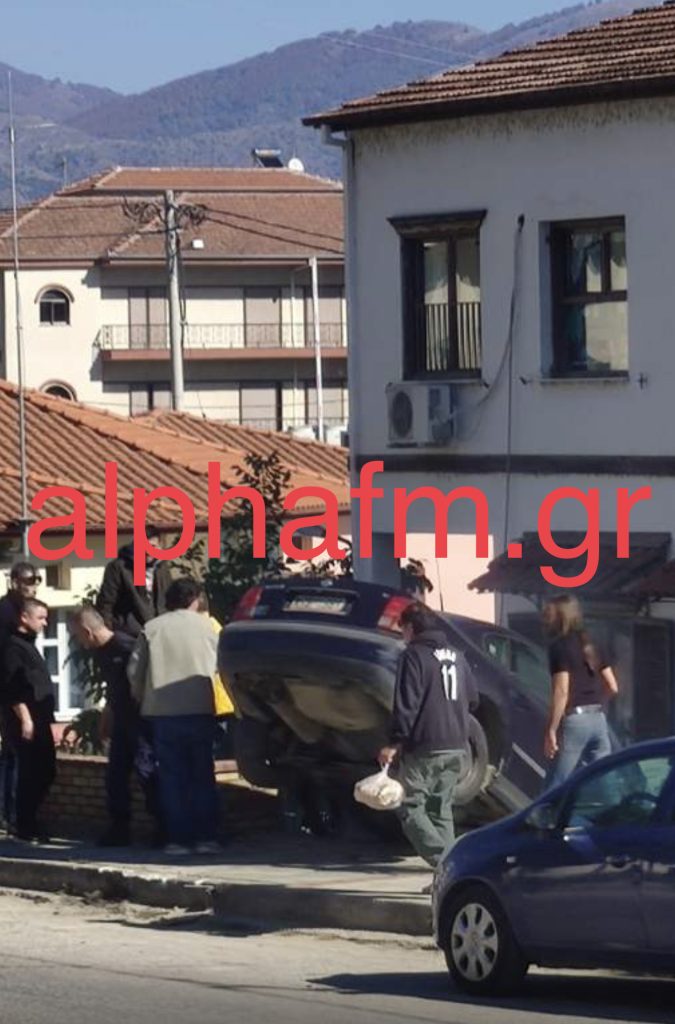 Τρομακτικό τροχαίο στην Καστοριά: Αυτοκίνητο έπεσε σε παιδικό σταθμό 9 troxaio kastoria1