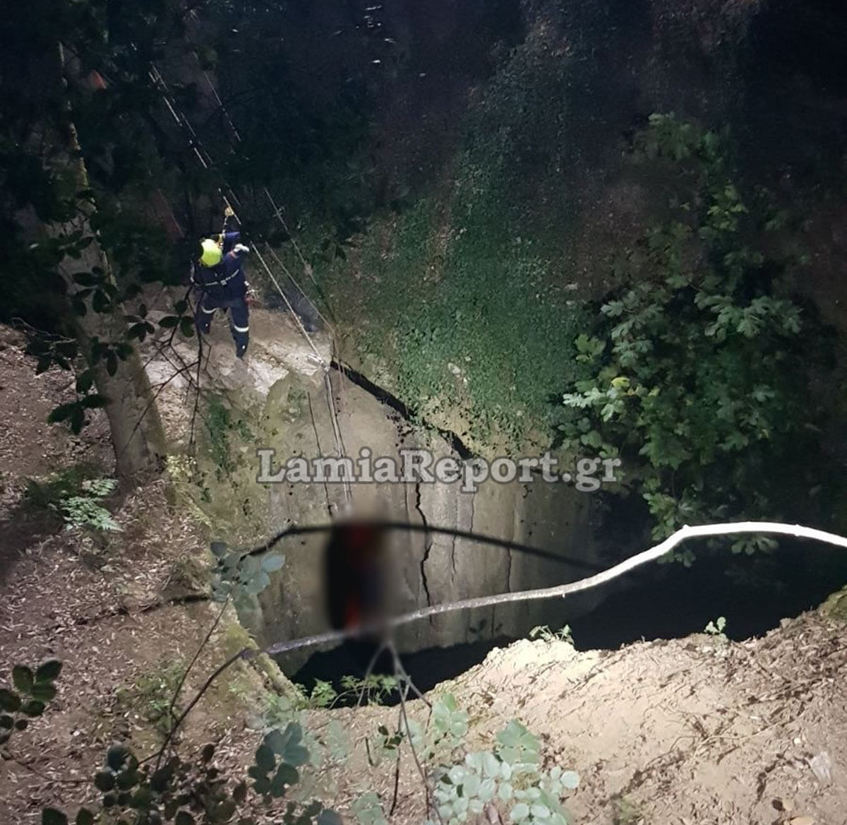 Σοκ στην Ευρυτανία: Μέσα σε αυτή την τρύπα βάθους 60 μέτρων βρέθηκε νεκρός ο 42χρονος αστυνομικός