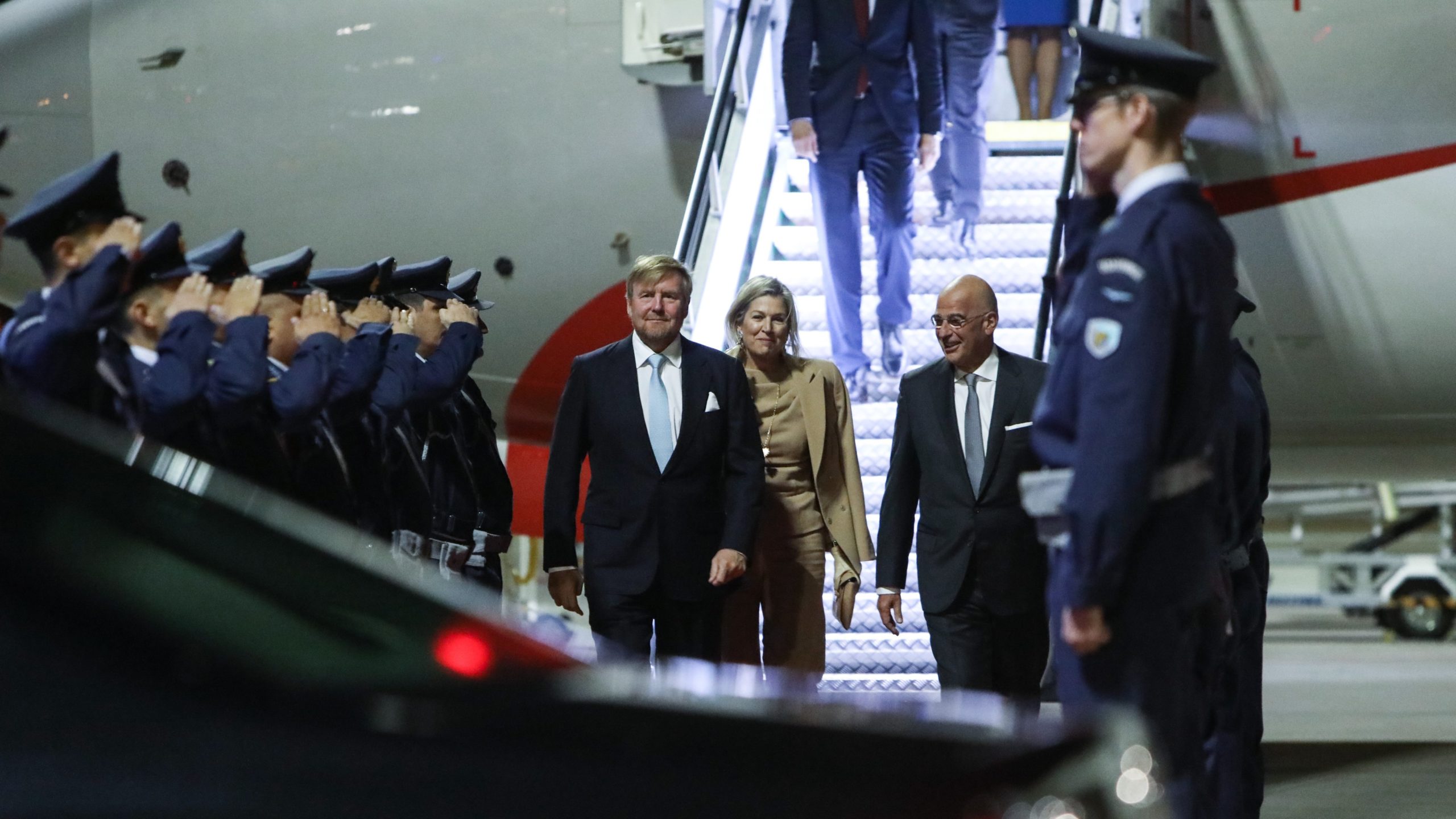 Στην Αθήνα το βασιλικό ζεύγος της Ολλανδίας -Τους υποδέχθηκε ο Νίκος Δένδιας