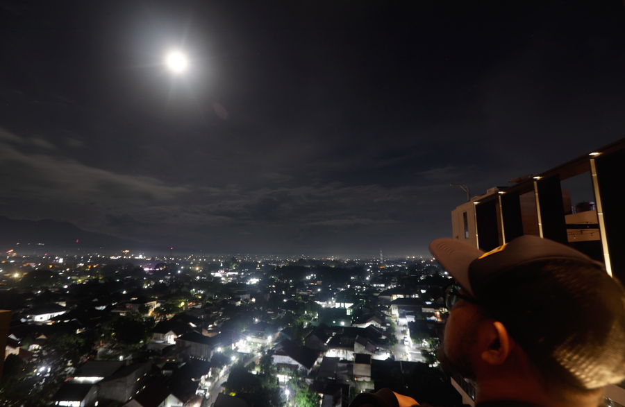 Ολική έκλειψη Σελήνης: Το «φεγγάρι του κάστορα» μαγνήτισε τα βλέμματα – ΦΩΤΟ και ΒΙΝΤΕΟ