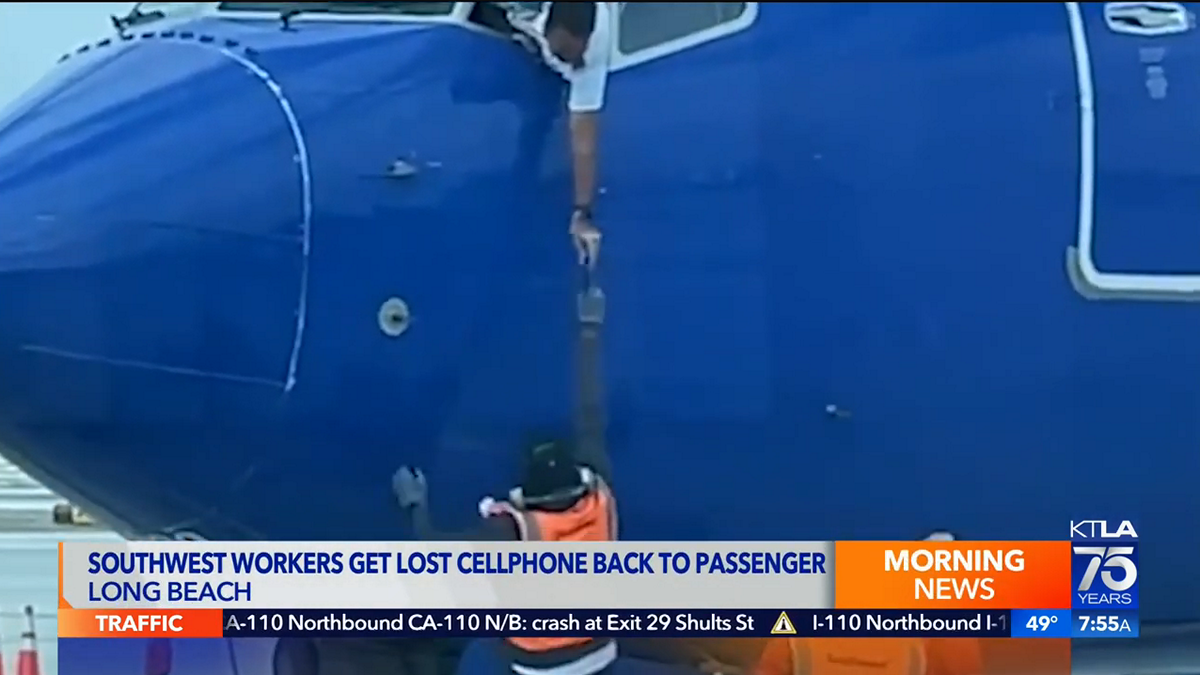Πιλότος κρεμάστηκε από το παράθυρο αεροπλάνου για να πιάσει κινητό