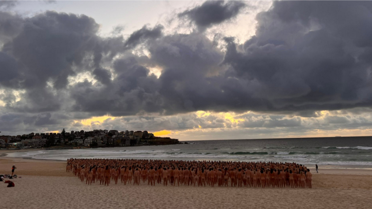 Αυστραλία – Καρκίνος του δέρματος: Περίπου 2.500 άνθρωποι πόζαραν γυμνοί για τον διάσημο φωτογράφο Σπένσερ Τιούνικ