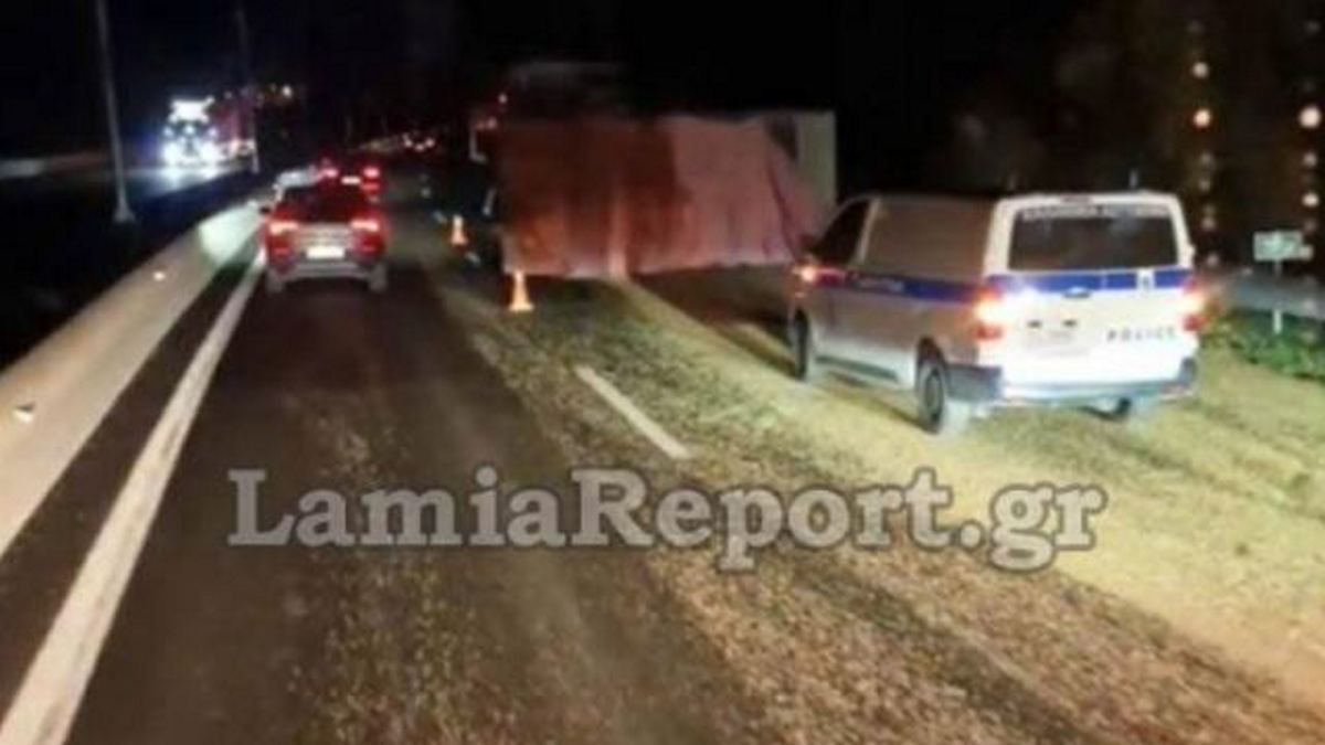 Τροχαίο στην Εθνική Οδό Αθηνών – Λαμίας: Τούμπαρε φορτηγό – Γέμισε σιτάρι ο δρόμος