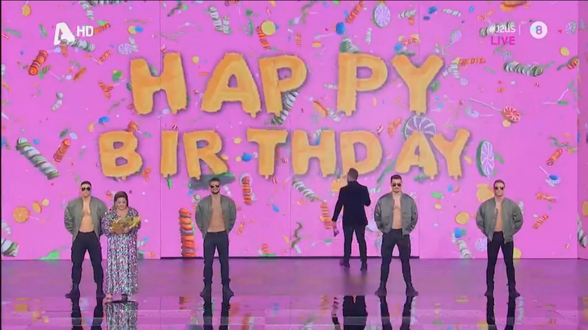 J2US: Τα γενέθλια της Βίκυς Σταυροπούλου, η πελώρια τούρτα και τα «αστεράκια» των ευχών