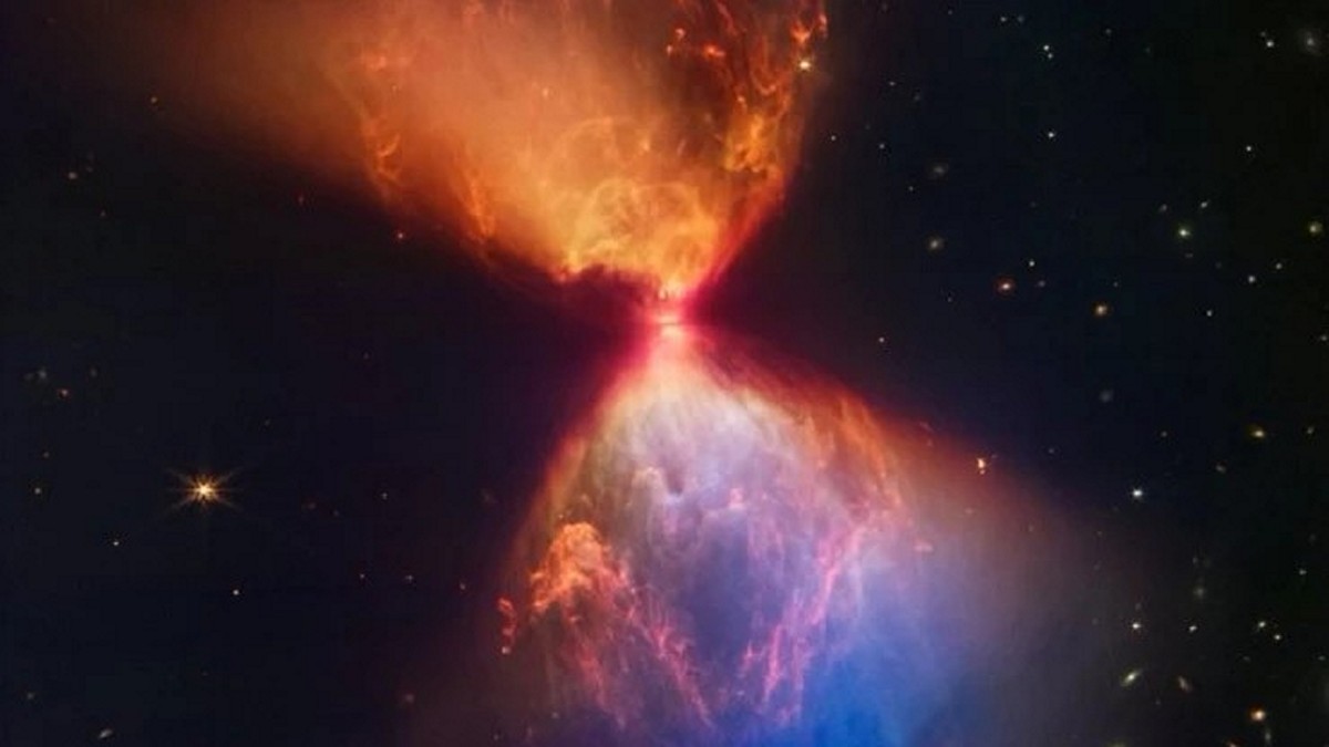 ΗΠΑ: Το διαστημικό τηλεσκόπιο James Webb απαθανάτισε ένα νέφος σε σχήμα κλεψύδρας κατά τον σχηματισμό ενός νέου άστρου