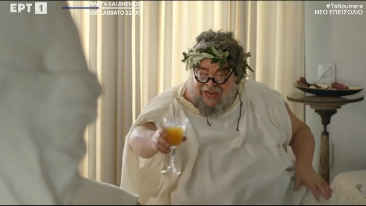 «Τα Νούμερα»: Ο Κραουνάκης ως άλλος «Διόνυσος» κέρασε τον Δεληβοριά στάφυλο και νεκταράκι κι έκανε το Twitter να «κλαίει»