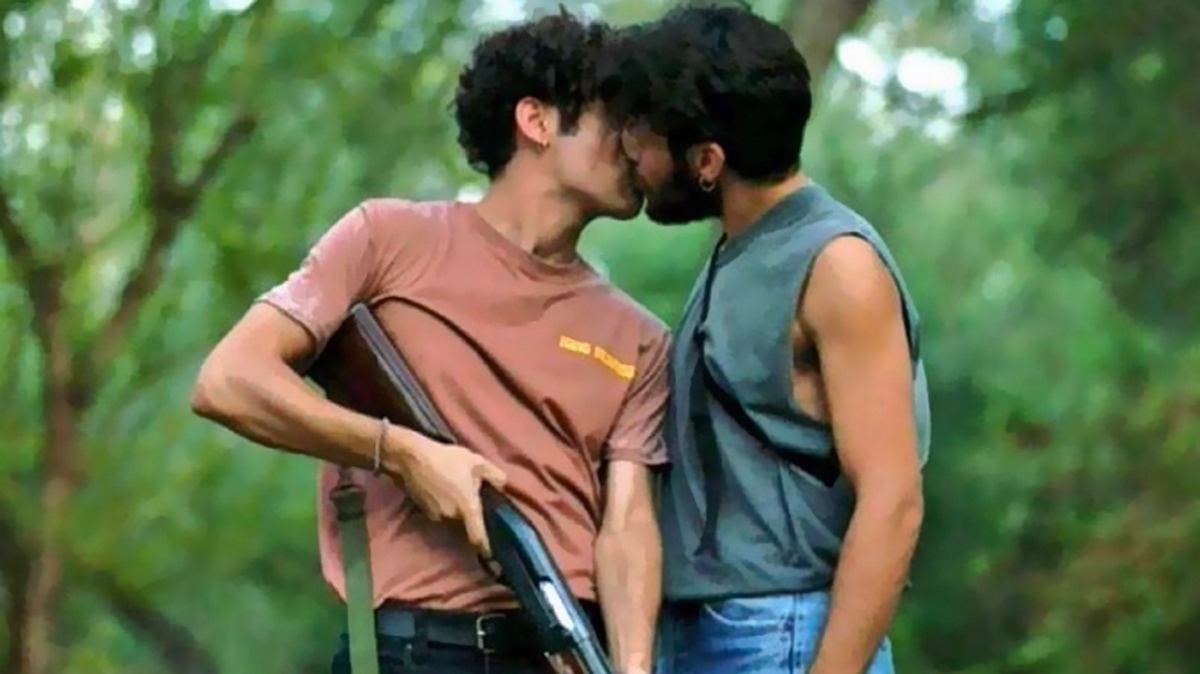 «Maestro»: To γκέι φιλί που μοίρασε εγκεφαλικά στο «συντηρητικό κοινό» και οι ύμνοι στον Γιάννη Τσορτέκη