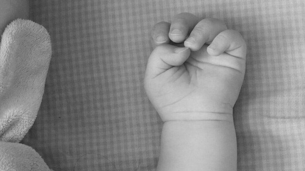 Βόλος: Σπάνιο στέλεχος πνευμονιόκοκκου προκάλεσε τον θάνατο παιδιού 1,5 έτους