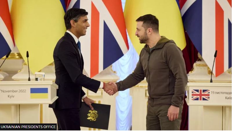 Ουκρανία: Πρώτη επίσκεψη Σούνακ – Υποσχέθηκε βοήθεια 50 εκατομμυρίων λιρών στον Ζελένσκι