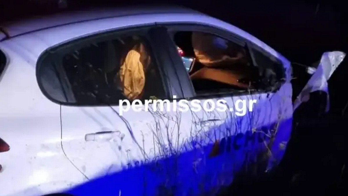 Θήβα: Τροχαίο στην Εθνική Οδό – Αυτοκίνητο καρφώθηκε στις μπάρες και κατέληξε σε χωράφι