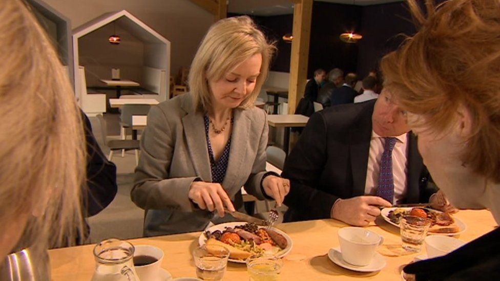 Λιζ Τρας: Η πρώην πρωθυπουργός ζήτησε δανεικά για να φάει σε εστιατόριο